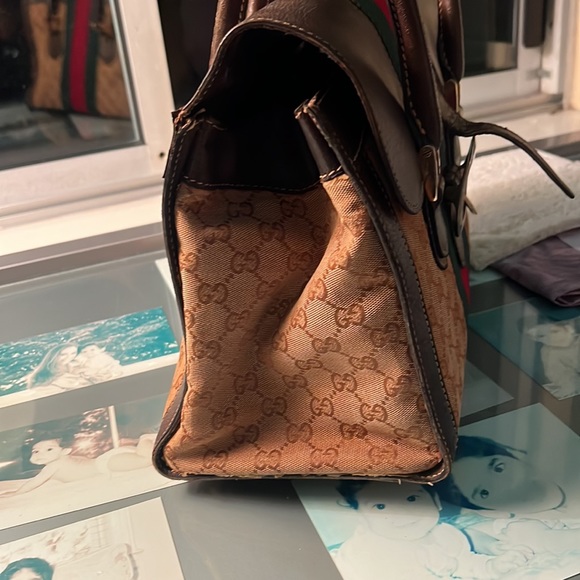 Medium size GUCCI handbag, featuring red and green theme and embroidered GG logo - Picture 4 of 5